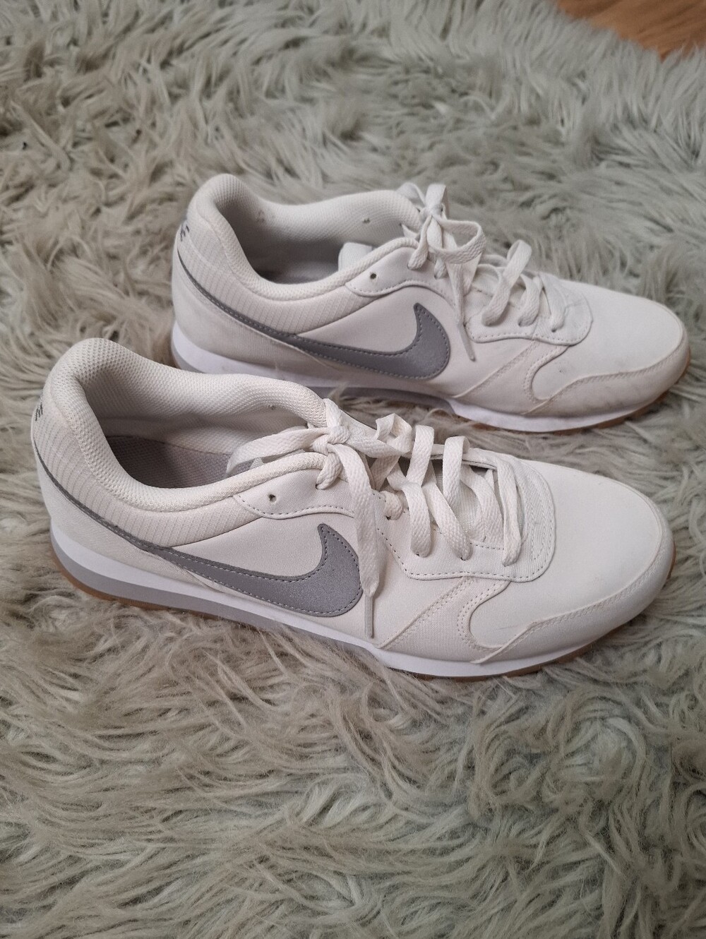 Nike MD Runner 2 SE  athletic shoes Womens Size 11 White